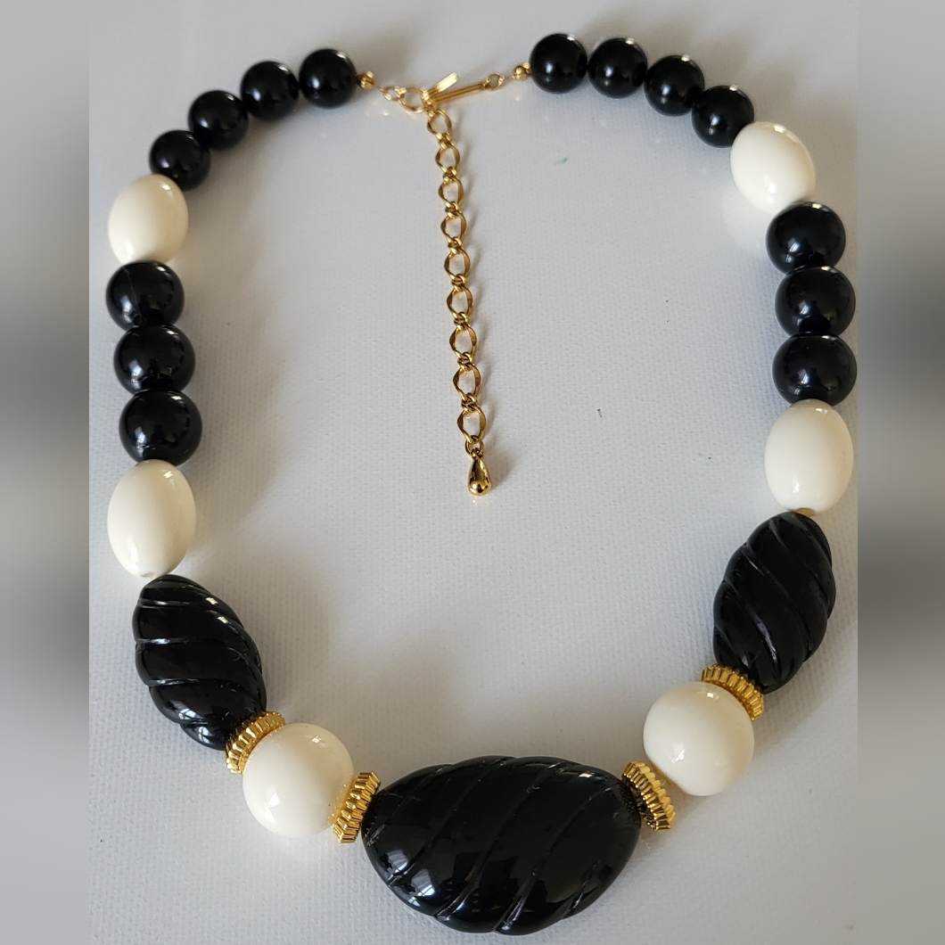 Vintage Black And White Acrylic Beaded Necklace 10$